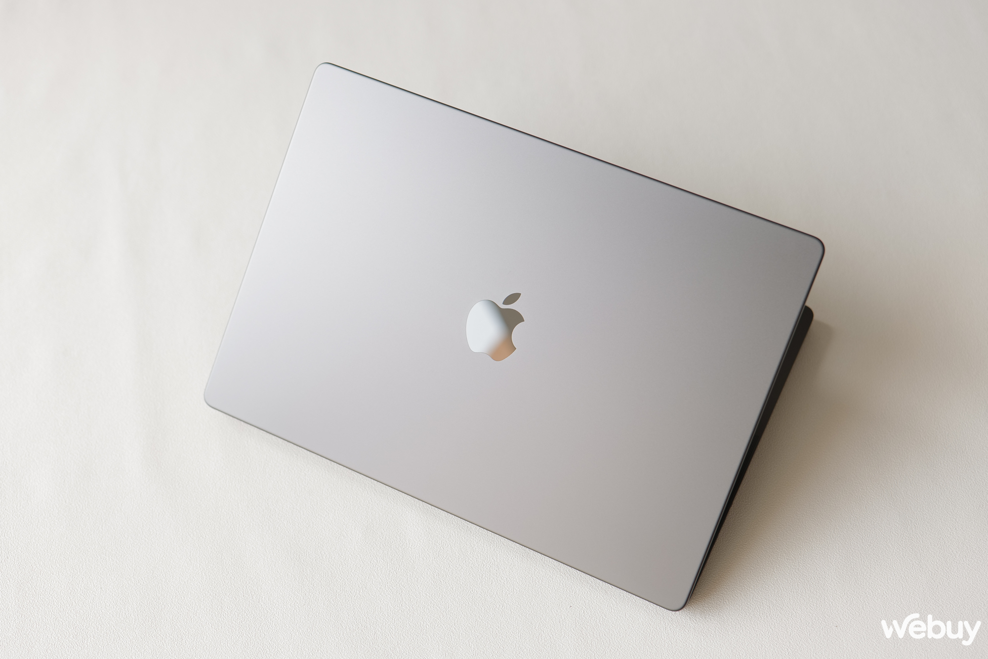 Mở hộp MacBook Pro 16 inch M4 Pro chính hãng tại Việt Nam trị giá hơn 100 triệu đồng: Nhanh, mạnh, màn hình Nano-texture dùng rất thích- Ảnh 4. Mở hộp MacBook Pro 16 inch M4 Pro chính hãng tại Việt Nam trị giá hơn 100 triệu đồng: Nhanh, mạnh, màn hình Nano-texture dùng rất thích- Ảnh 4.