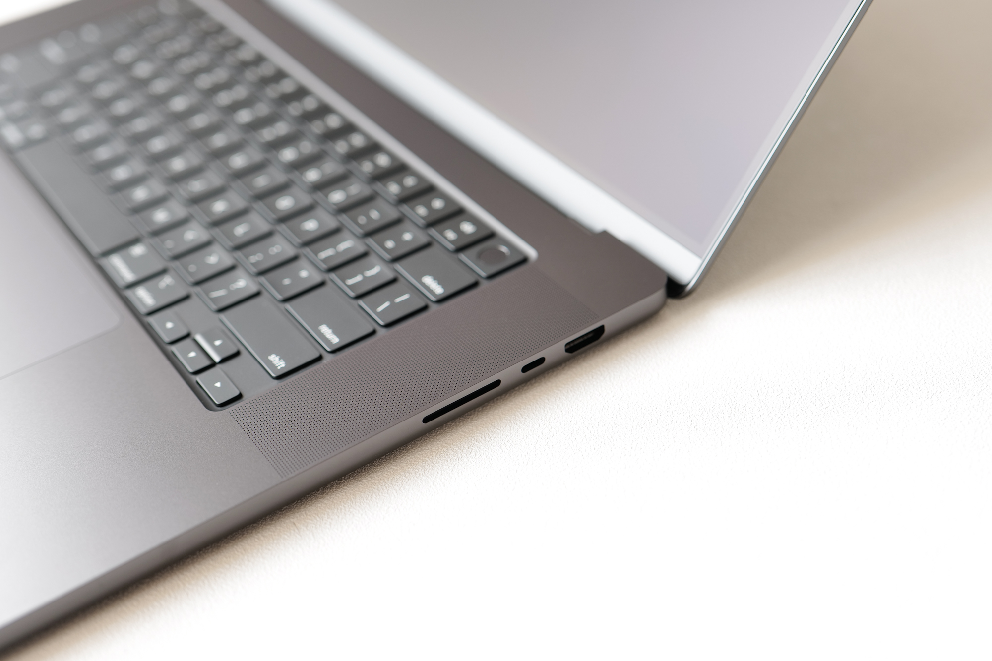 Mở hộp MacBook Pro 16 inch M4 Pro chính hãng tại Việt Nam trị giá hơn 100 triệu đồng: Nhanh, mạnh, màn hình Nano-texture dùng rất thích- Ảnh 10. Mở hộp MacBook Pro 16 inch M4 Pro chính hãng tại Việt Nam trị giá hơn 100 triệu đồng: Nhanh, mạnh, màn hình Nano-texture dùng rất thích- Ảnh 10.