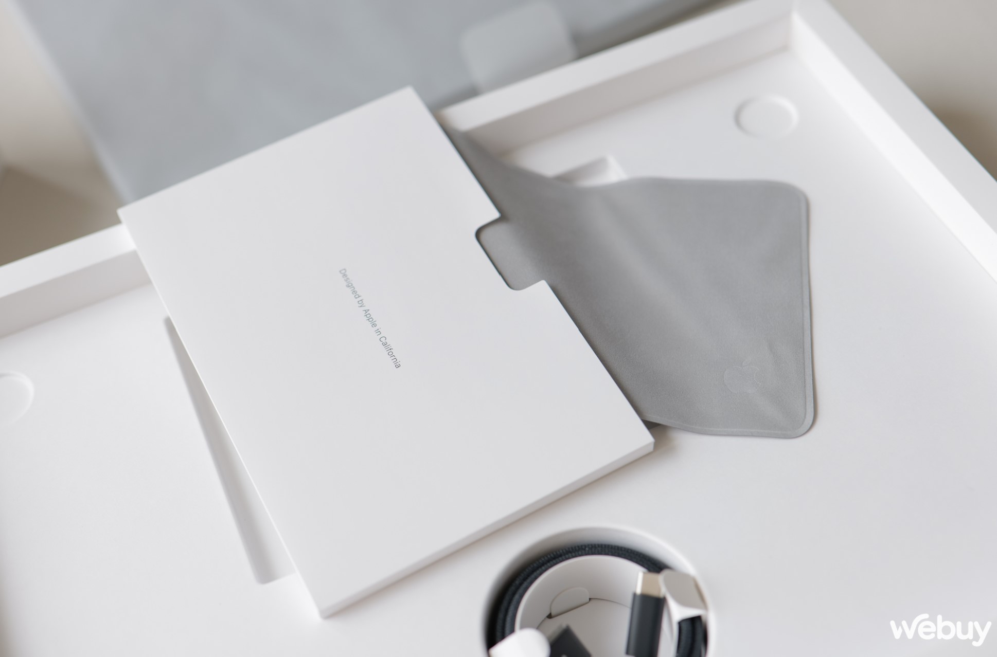 Không còn sticker quả Táo nhưng khách hàng mua MacBook Pro M4 bản Nano-texture lại được “món quà” này từ Apple