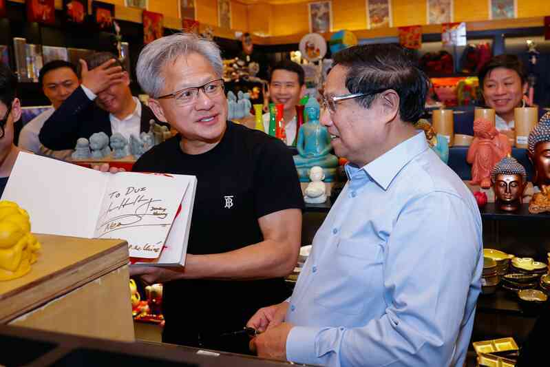 Thủ tướng và CEO Jensen Huang dạo phố cổ Hà Nội, thưởng thức nem tai, nem chua rán, uống bia Trúc Bạch- Ảnh 3. Thủ tướng và CEO Jensen Huang dạo phố cổ Hà Nội, thưởng thức nem tai, nem chua rán, uống bia Trúc Bạch- Ảnh 3.