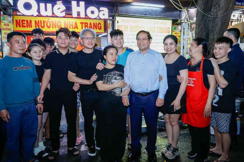 Thủ tướng và CEO Jensen Huang dạo phố cổ Hà Nội, thưởng thức nem tai, nem chua rán, uống bia Trúc Bạch- Ảnh 5. Thủ tướng và CEO Jensen Huang dạo phố cổ Hà Nội, thưởng thức nem tai, nem chua rán, uống bia Trúc Bạch- Ảnh 5.