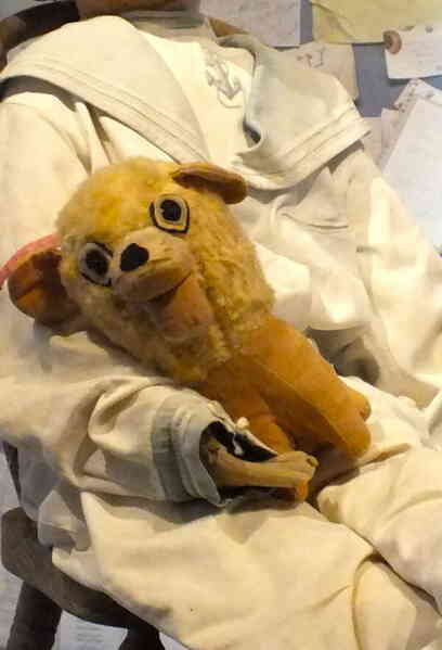 Bí ẩn về con búp bê kinh dị Robert the Doll- Ảnh 4. Bí ẩn về con búp bê kinh dị Robert the Doll- Ảnh 4.