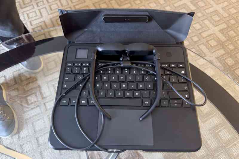 Spacetop chỉ bao gồm bàn phím và touchpad (Ảnh: TheVerge).