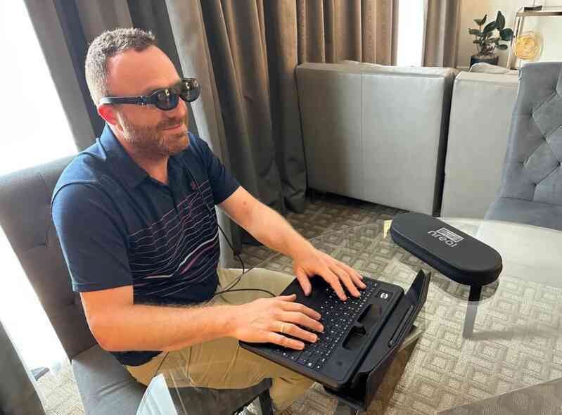 Cách thức sử dụng Spacetop tương tự chiếc laptop thông thường, nhưng người dùng phải mang kính lên mắt để xem nội dung hiển thị (Ảnh: Cnet).