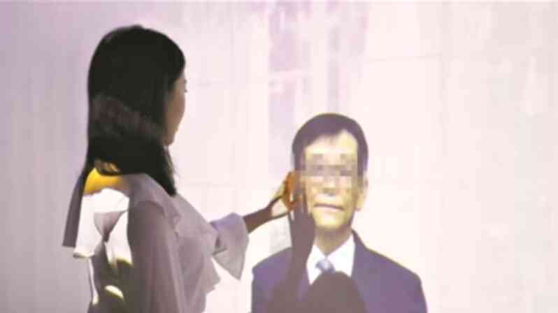 Nhờ công nghệ trí tuệ nhân tạo, người Trung Quốc có thể trò chuyện trực tiếp với người thân đã khuất. Ảnh: Nhật báo Quảng Châu Nhờ công nghệ trí tuệ nhân tạo, người Trung Quốc có thể trò chuyện trực tiếp với người thân đã khuất. Ảnh: Nhật báo Quảng Châu