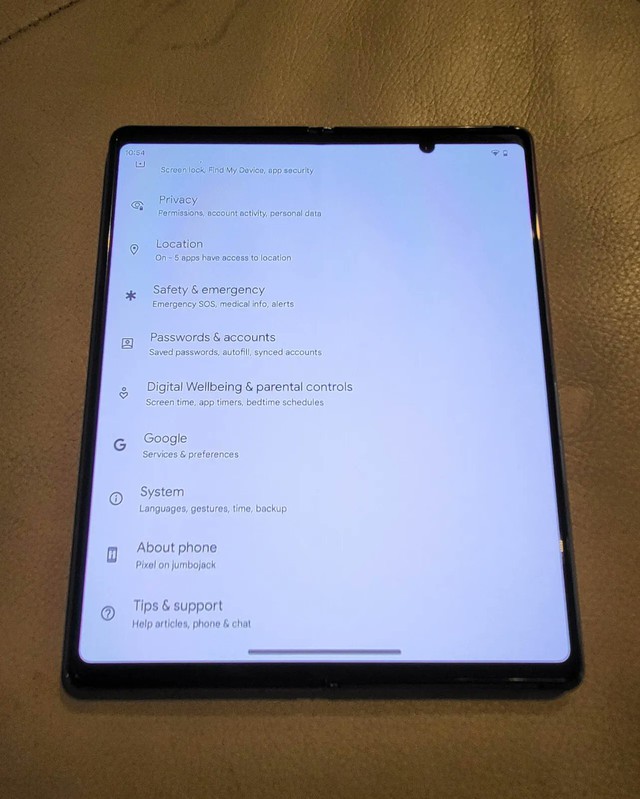 Mang tiếng "nhà làm điện thoại", nhưng Google lại phải dùng máy Samsung để phát triển phần mềm cho Pixel