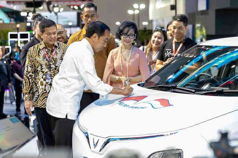 Tổng thống Indonesia trải nghiệm xe VinFast, hãng xe của ông Phạm Nhật Vượng hé lộ kế hoạch lớn tại xứ vạn đảo