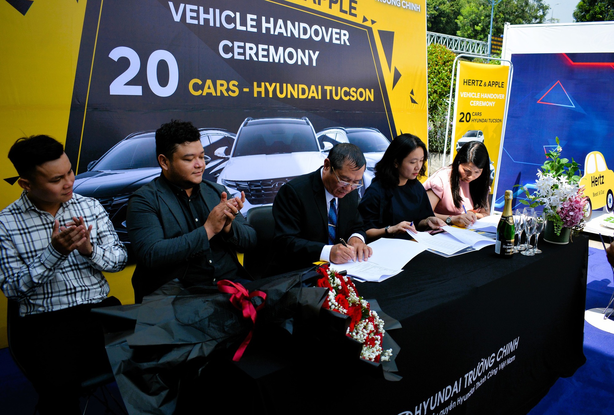 Xe Apple thu thập bản đồ Việt Nam lộ diện: Có lô 20 chiếc Hyundai Tucson, chạy suốt 8 tháng- Ảnh 2. Xe Apple thu thập bản đồ Việt Nam lộ diện: Có lô 20 chiếc Hyundai Tucson, chạy suốt 8 tháng- Ảnh 2.