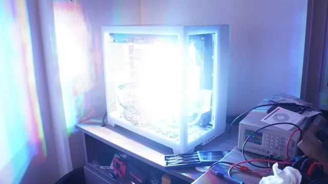 Độc lạ bộ PC ngốn tới 1200 Watt điện chỉ để làm người khác phải...chói mắt nếu lỡ nhìn vào!