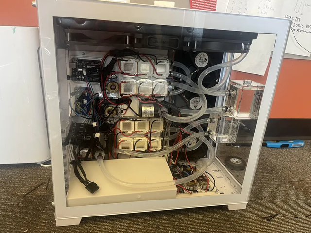 Độc lạ bộ PC ngốn tới 1200 Watt điện chỉ để làm người khác phải...chói mắt nếu lỡ nhìn vào! - Ảnh 2. Độc lạ bộ PC ngốn tới 1200 Watt điện chỉ để làm người khác phải...chói mắt nếu lỡ nhìn vào! - Ảnh 2.
