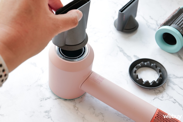 Máy sấy tóc Dyson Supersonic HD15 Ceramic Pop: Riêng hộp đựng đã 1.89 triệu, sấy nhanh, tạo kiểu, đa dạng phụ kiện- Ảnh 7. Máy sấy tóc Dyson Supersonic HD15 Ceramic Pop: Riêng hộp đựng đã 1.89 triệu, sấy nhanh, tạo kiểu, đa dạng phụ kiện- Ảnh 7.
