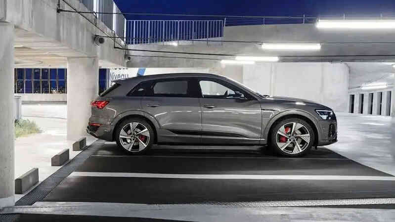 Audi Q8 e-tron lên lịch về Việt Nam giữa năm nay: Giá dự kiến 3,8 tỷ, chạy gần 600km/sạc, tương thích hơn 100 trạm sạc- Ảnh 4. Audi Q8 e-tron lên lịch về Việt Nam giữa năm nay: Giá dự kiến 3,8 tỷ, chạy gần 600km/sạc, tương thích hơn 100 trạm sạc- Ảnh 4.