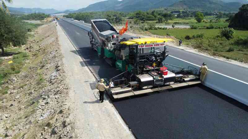 Lần đầu tiên Việt Nam có cao tốc được bảo hành tới 10 năm: Thiết bị tiên tiến nào thi công mặt đường?- Ảnh 3. Lần đầu tiên Việt Nam có cao tốc được bảo hành tới 10 năm: Thiết bị tiên tiến nào thi công mặt đường?- Ảnh 3.