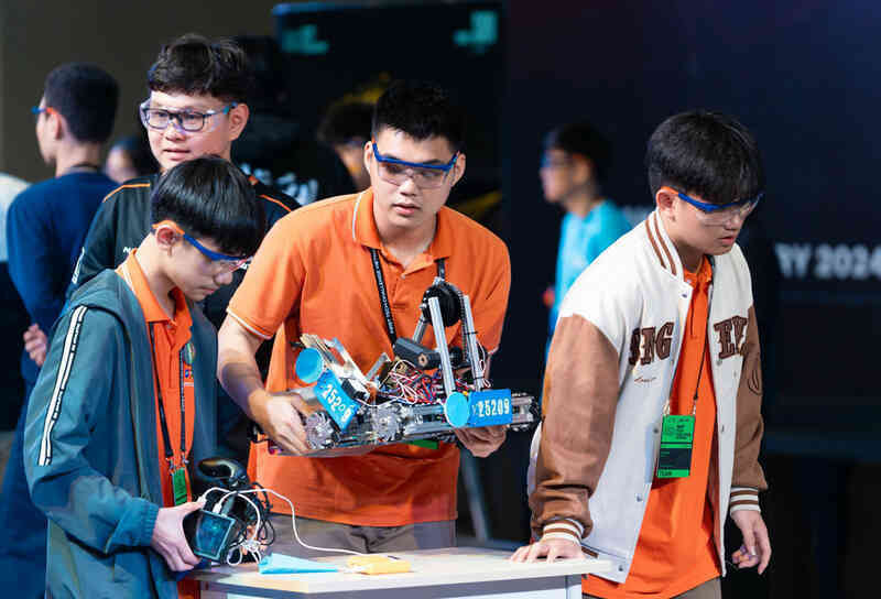 Học sinh Đà Nẵng giành suất sang Mỹ thi chế tạo và vận hành robot