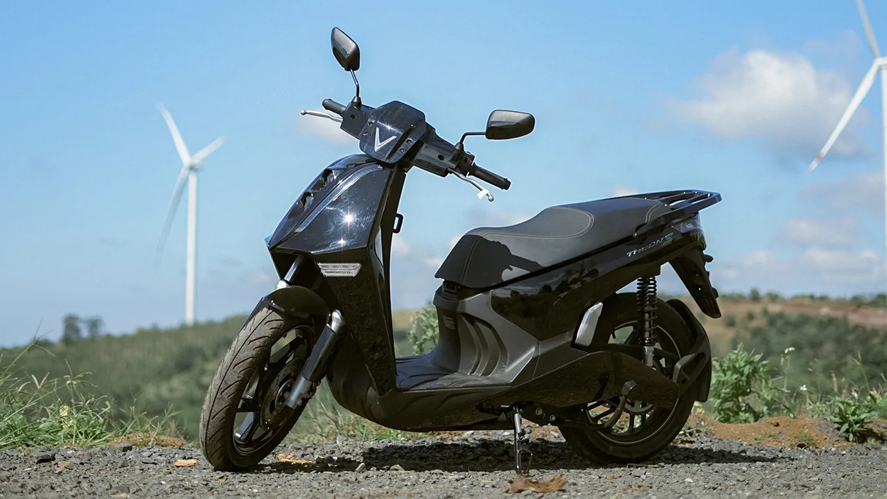 VinFast năm 2023 bán 35.000 ô tô điện, 72.500 xe máy điện, doanh thu tăng hay giảm?