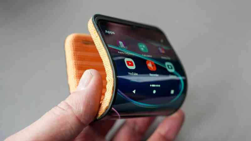 Chiếc smartphone của Motorola với khả năng bẻ cong màn hình ấn tượng (Ảnh: PCMag).