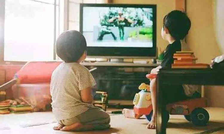 Bộ não trẻ thích xem TV, điện thoại và trẻ thích đọc sách lớn lên có sự khác biệt lớn, cha mẹ cần lưu ý