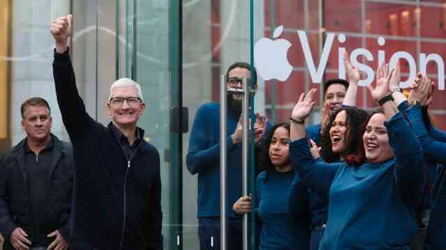 Cảnh tượng chưa từng có ở Apple: Đám đông xếp hàng mua Vision Pro, có người đợi từ 9h tối hôm trước- Ảnh 2. Cảnh tượng chưa từng có ở Apple: Đám đông xếp hàng mua Vision Pro, có người đợi từ 9h tối hôm trước- Ảnh 2.