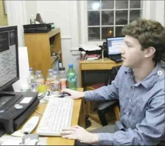 Facebook tròn 20 tuổi, CEO Zuckerberg khoe ảnh 