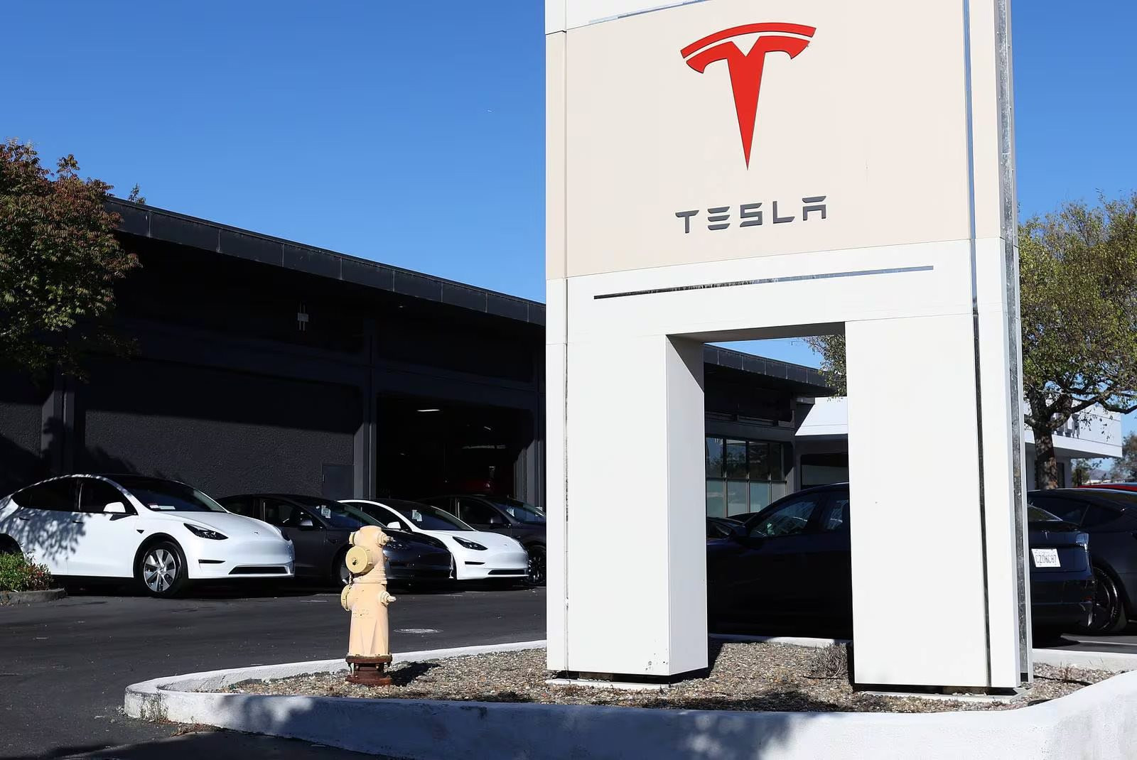 Vận đen đeo bám Elon Musk, Tesla thông báo đợt thu hồi lớn nhất trong lịch sử, gần như toàn bộ xe điện của hãng ở Mỹ bị ảnh hưởng