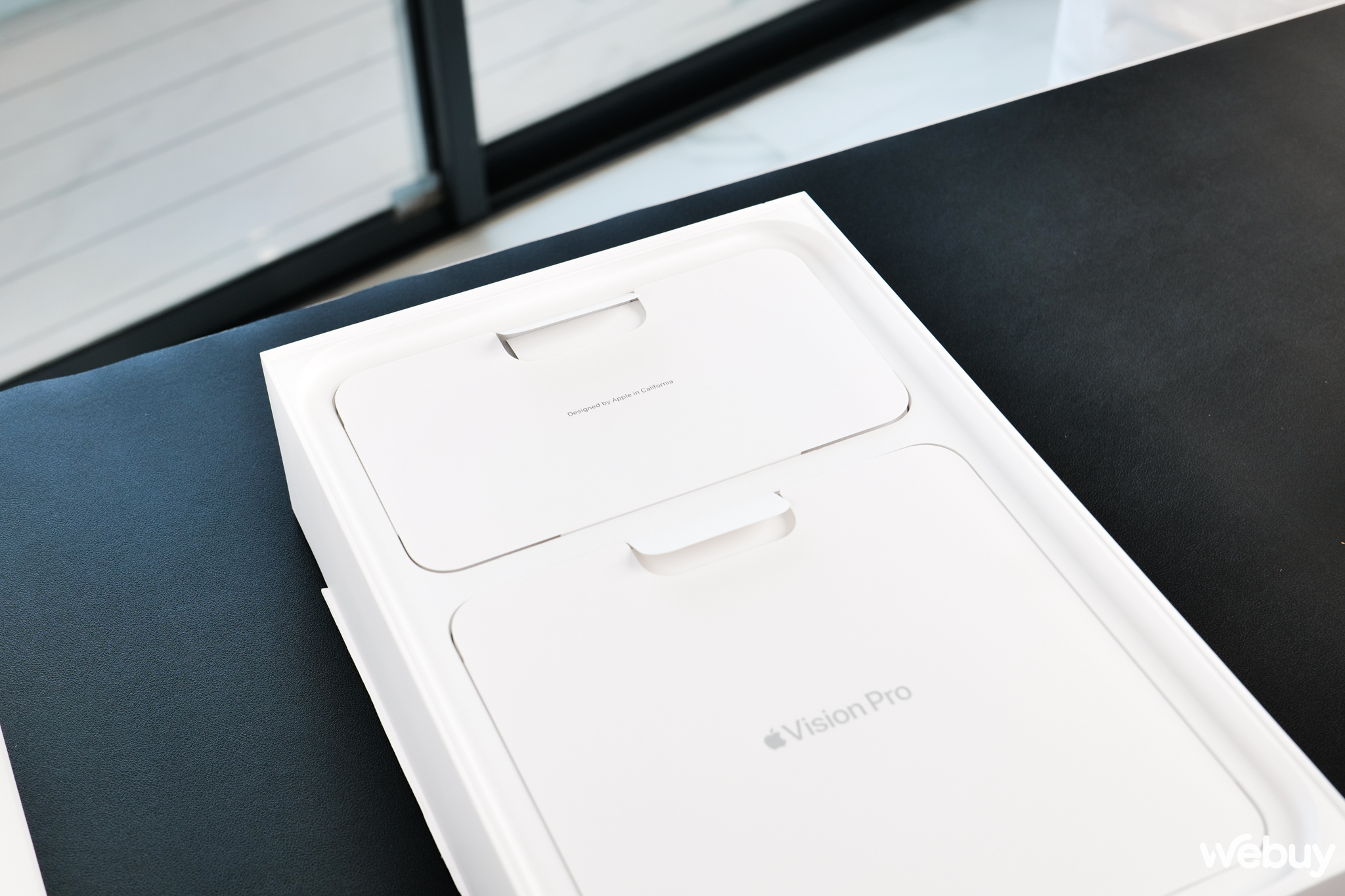 Mở hộp kính Apple Vision Pro vừa về Việt Nam với giá gần 170 triệu đồng: Đeo trên mặt thiết bị đắt gấp 2 lần xe Honda SH sẽ như thế nào?