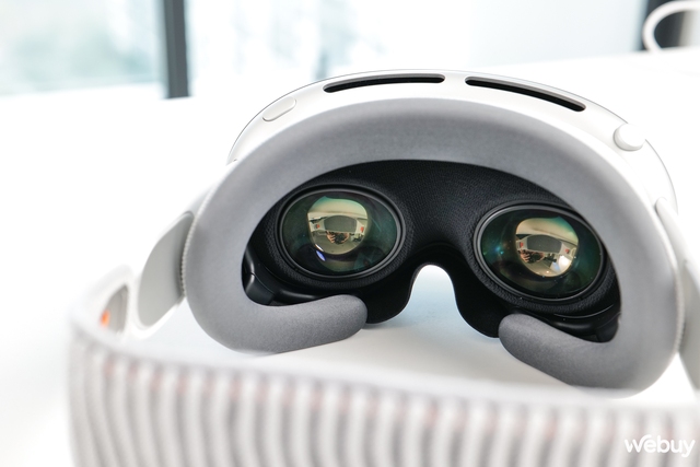 Mở hộp kính Apple Vision Pro vừa về Việt Nam với giá gần 170 triệu đồng: Đeo trên mặt thiết bị đắt gấp 2 lần xe Honda SH sẽ như thế nào?- Ảnh 11. Mở hộp kính Apple Vision Pro vừa về Việt Nam với giá gần 170 triệu đồng: Đeo trên mặt thiết bị đắt gấp 2 lần xe Honda SH sẽ như thế nào?- Ảnh 11.