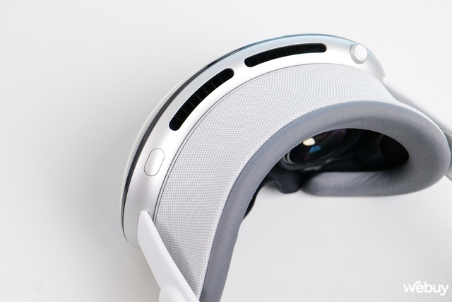 Mở hộp kính Apple Vision Pro vừa về Việt Nam với giá gần 170 triệu đồng: Đeo trên mặt thiết bị đắt gấp 2 lần xe Honda SH sẽ như thế nào?- Ảnh 12. Mở hộp kính Apple Vision Pro vừa về Việt Nam với giá gần 170 triệu đồng: Đeo trên mặt thiết bị đắt gấp 2 lần xe Honda SH sẽ như thế nào?- Ảnh 12.