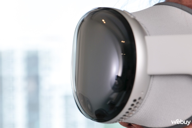 Mở hộp kính Apple Vision Pro vừa về Việt Nam với giá gần 170 triệu đồng: Đeo trên mặt thiết bị đắt gấp 2 lần xe Honda SH sẽ như thế nào?- Ảnh 13. Mở hộp kính Apple Vision Pro vừa về Việt Nam với giá gần 170 triệu đồng: Đeo trên mặt thiết bị đắt gấp 2 lần xe Honda SH sẽ như thế nào?- Ảnh 13.