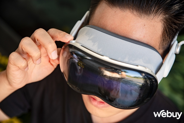Mở hộp kính Apple Vision Pro vừa về Việt Nam với giá gần 170 triệu đồng: Đeo trên mặt thiết bị đắt gấp 2 lần xe Honda SH sẽ như thế nào?- Ảnh 18. Mở hộp kính Apple Vision Pro vừa về Việt Nam với giá gần 170 triệu đồng: Đeo trên mặt thiết bị đắt gấp 2 lần xe Honda SH sẽ như thế nào?- Ảnh 18.