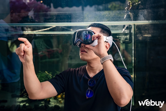 Mở hộp kính Apple Vision Pro vừa về Việt Nam với giá gần 170 triệu đồng: Đeo trên mặt thiết bị đắt gấp 2 lần xe Honda SH sẽ như thế nào?- Ảnh 19. Mở hộp kính Apple Vision Pro vừa về Việt Nam với giá gần 170 triệu đồng: Đeo trên mặt thiết bị đắt gấp 2 lần xe Honda SH sẽ như thế nào?- Ảnh 19.