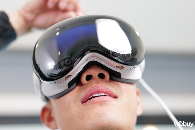 Mở hộp kính Apple Vision Pro vừa về Việt Nam với giá gần 170 triệu đồng: Đeo trên mặt thiết bị đắt gấp 2 lần xe Honda SH sẽ như thế nào?- Ảnh 21. Mở hộp kính Apple Vision Pro vừa về Việt Nam với giá gần 170 triệu đồng: Đeo trên mặt thiết bị đắt gấp 2 lần xe Honda SH sẽ như thế nào?- Ảnh 21.