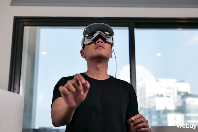 Mở hộp kính Apple Vision Pro vừa về Việt Nam với giá gần 170 triệu đồng: Đeo trên mặt thiết bị đắt gấp 2 lần xe Honda SH sẽ như thế nào?- Ảnh 25. Mở hộp kính Apple Vision Pro vừa về Việt Nam với giá gần 170 triệu đồng: Đeo trên mặt thiết bị đắt gấp 2 lần xe Honda SH sẽ như thế nào?- Ảnh 25.