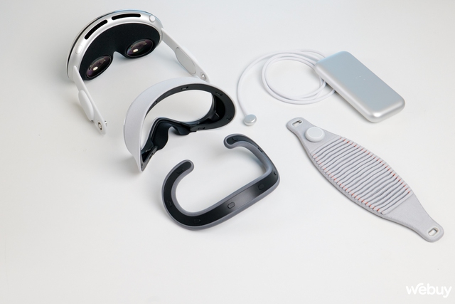 Mở hộp kính Apple Vision Pro vừa về Việt Nam với giá gần 170 triệu đồng: Đeo trên mặt thiết bị đắt gấp 2 lần xe Honda SH sẽ như thế nào?- Ảnh 5. Mở hộp kính Apple Vision Pro vừa về Việt Nam với giá gần 170 triệu đồng: Đeo trên mặt thiết bị đắt gấp 2 lần xe Honda SH sẽ như thế nào?- Ảnh 5.