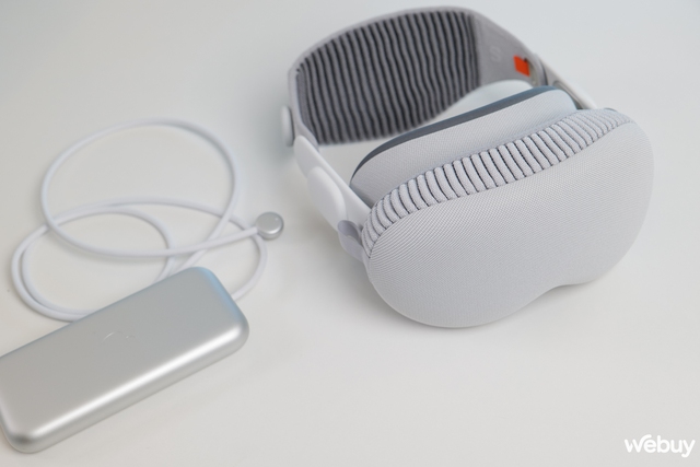Mở hộp kính Apple Vision Pro vừa về Việt Nam với giá gần 170 triệu đồng: Đeo trên mặt thiết bị đắt gấp 2 lần xe Honda SH sẽ như thế nào?- Ảnh 6. Mở hộp kính Apple Vision Pro vừa về Việt Nam với giá gần 170 triệu đồng: Đeo trên mặt thiết bị đắt gấp 2 lần xe Honda SH sẽ như thế nào?- Ảnh 6.