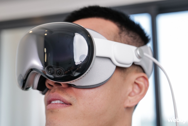 Mở hộp kính Apple Vision Pro vừa về Việt Nam với giá gần 170 triệu đồng: Đeo trên mặt thiết bị đắt gấp 2 lần xe Honda SH sẽ như thế nào?- Ảnh 7. Mở hộp kính Apple Vision Pro vừa về Việt Nam với giá gần 170 triệu đồng: Đeo trên mặt thiết bị đắt gấp 2 lần xe Honda SH sẽ như thế nào?- Ảnh 7.