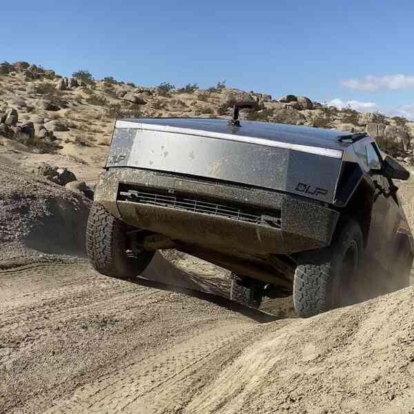 Mang thử Cybertruck đi off-road, ai ngờ gãy luôn cả bánh xe!- Ảnh 2. Mang thử Cybertruck đi off-road, ai ngờ gãy luôn cả bánh xe!- Ảnh 2.