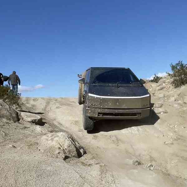 Mang thử Cybertruck đi off-road, ai ngờ gãy luôn cả bánh xe!- Ảnh 3. Mang thử Cybertruck đi off-road, ai ngờ gãy luôn cả bánh xe!- Ảnh 3.