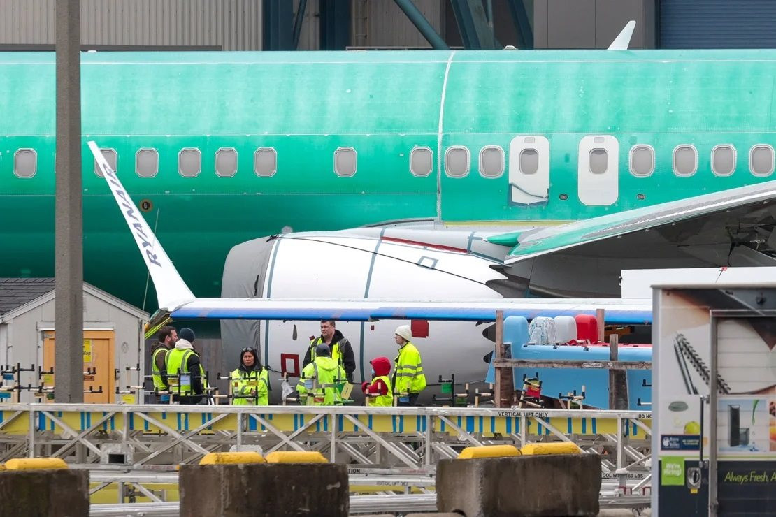 Nguồn cơn cho sự cẩu thả của Boeing: Máy bay thiếu bu lông; bên trong đầy rác và chai rượu rỗng vẫn giao cho khách hàng chính phủ- Ảnh 2.