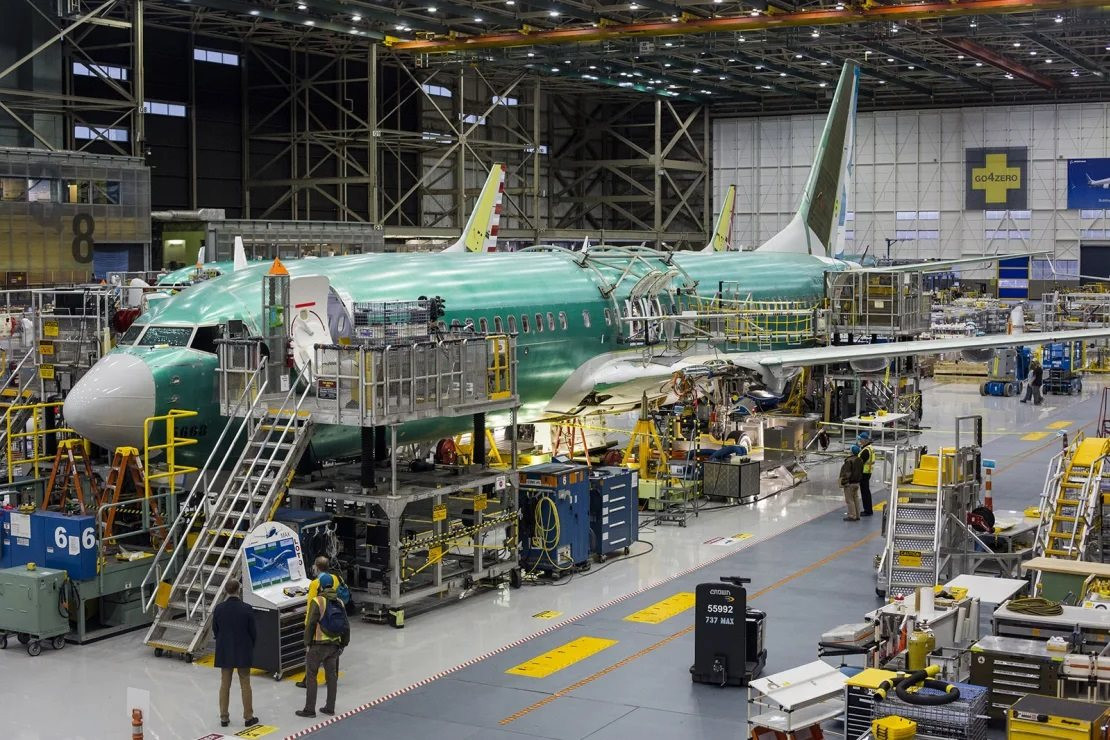 Nguồn cơn cho sự cẩu thả của Boeing: Máy bay thiếu bu lông; bên trong đầy rác và chai rượu rỗng vẫn giao cho khách hàng chính phủ- Ảnh 3.