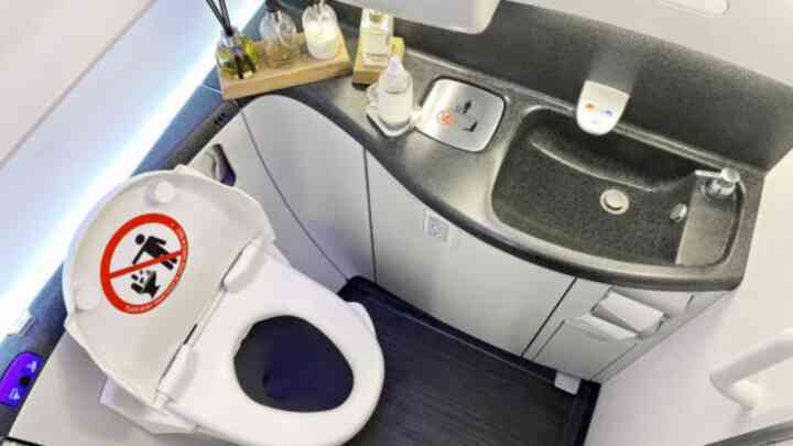 Lý do không nên dùng giấy vệ sinh trên máy bay