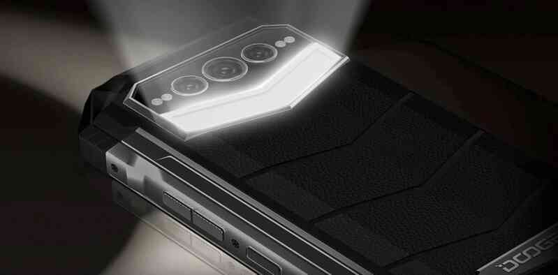 Mặt sau của S100 Pro là đèn pin công suất lớn và siêu sáng (Ảnh: Doogee).