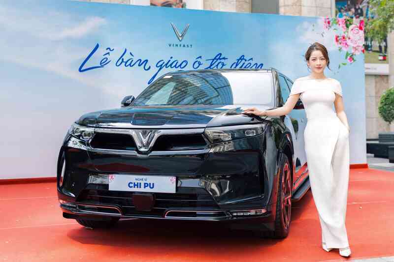 Chi Pu mua VinFast VF 9 về nhà đúng ngày phụ nữ khiến cộng đồng mạng xôn xao, nữ ca sĩ tiết lộ: 'Tự thưởng cho thành công của mình'