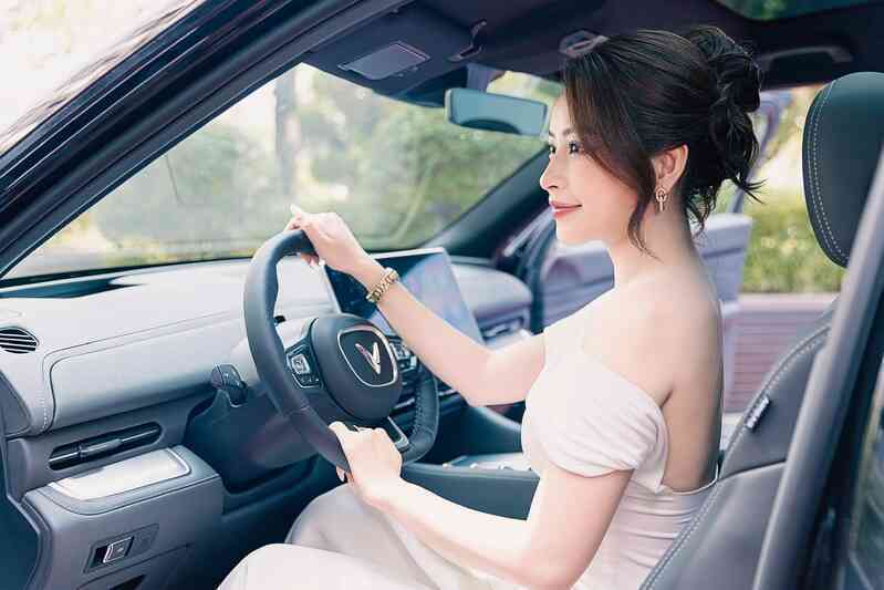 Chi Pu mua VinFast VF 9 về nhà đúng ngày phụ nữ khiến cộng đồng mạng xôn xao, nữ ca sĩ tiết lộ: 'Tự thưởng cho thành công của mình'- Ảnh 3. Chi Pu mua VinFast VF 9 về nhà đúng ngày phụ nữ khiến cộng đồng mạng xôn xao, nữ ca sĩ tiết lộ: 'Tự thưởng cho thành công của mình'- Ảnh 3.