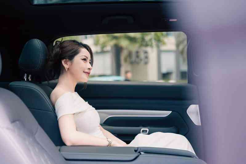 Chi Pu mua VinFast VF 9 về nhà đúng ngày phụ nữ khiến cộng đồng mạng xôn xao, nữ ca sĩ tiết lộ: 'Tự thưởng cho thành công của mình'- Ảnh 4. Chi Pu mua VinFast VF 9 về nhà đúng ngày phụ nữ khiến cộng đồng mạng xôn xao, nữ ca sĩ tiết lộ: 'Tự thưởng cho thành công của mình'- Ảnh 4.