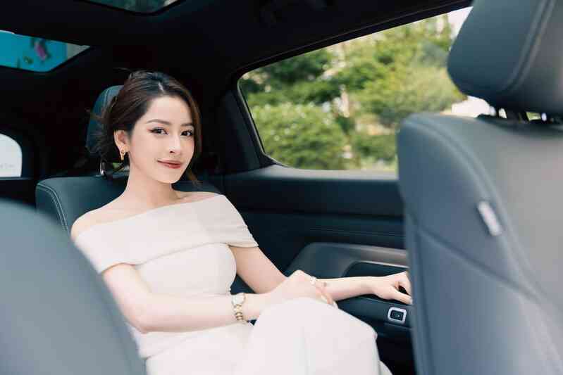 Chi Pu mua VinFast VF 9 về nhà đúng ngày phụ nữ khiến cộng đồng mạng xôn xao, nữ ca sĩ tiết lộ: 'Tự thưởng cho thành công của mình'- Ảnh 5. Chi Pu mua VinFast VF 9 về nhà đúng ngày phụ nữ khiến cộng đồng mạng xôn xao, nữ ca sĩ tiết lộ: 'Tự thưởng cho thành công của mình'- Ảnh 5.