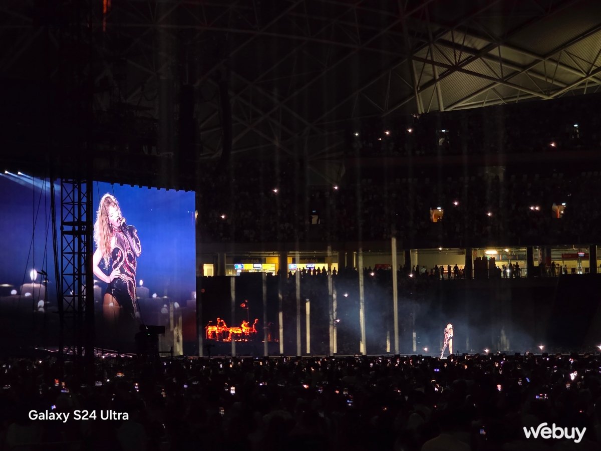 Không săn được vé VIP nhưng chiếc điện thoại fancam “quốc dân” vẫn giúp tôi đến gần Taylor Swift hơn bao giờ hết- Ảnh 3. Không săn được vé VIP nhưng chiếc điện thoại fancam “quốc dân” vẫn giúp tôi đến gần Taylor Swift hơn bao giờ hết- Ảnh 3.