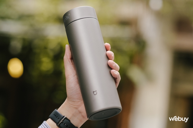 Trên tay bình giữ nhiệt Xiaomi giá chỉ hơn 600K: Dùng chất liệu siêu nhẹ và cao cấp giống iPhone 15 Pro Max, dung tích 480ml- Ảnh 4. Trên tay bình giữ nhiệt Xiaomi giá chỉ hơn 600K: Dùng chất liệu siêu nhẹ và cao cấp giống iPhone 15 Pro Max, dung tích 480ml- Ảnh 4.