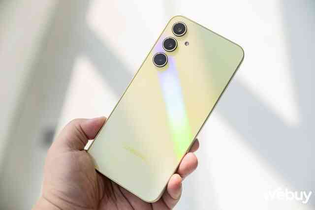 Cận cảnh Galaxy A35 5G và Galaxy A55 5G: Lựa chọn “an toàn” cho người dùng trẻ, giá từ 8.29 triệu đồng- Ảnh 2. Cận cảnh Galaxy A35 5G và Galaxy A55 5G: Lựa chọn “an toàn” cho người dùng trẻ, giá từ 8.29 triệu đồng- Ảnh 2.