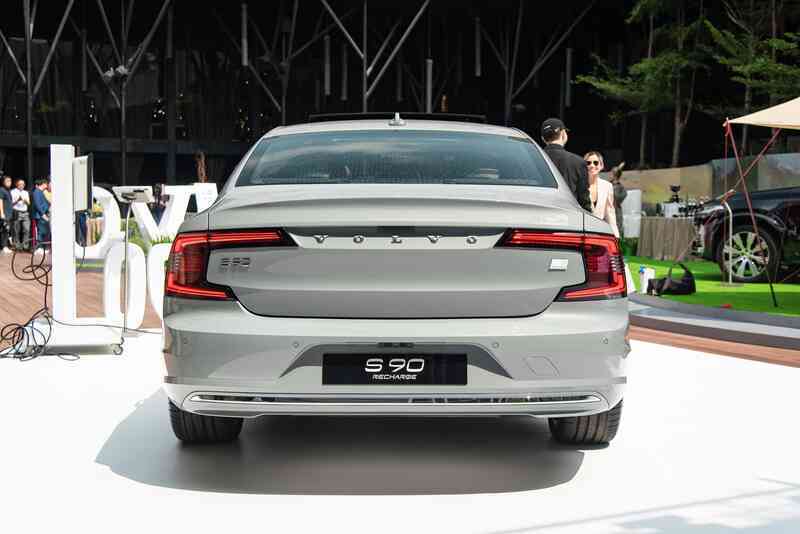 Chi tiết Volvo S90 Recharge vừa ra mắt: Giá 2,89 tỷ đồng, sedan hạng sang cỡ trung rộng và mạnh nhất Việt Nam- Ảnh 11. Chi tiết Volvo S90 Recharge vừa ra mắt: Giá 2,89 tỷ đồng, sedan hạng sang cỡ trung rộng và mạnh nhất Việt Nam- Ảnh 11.