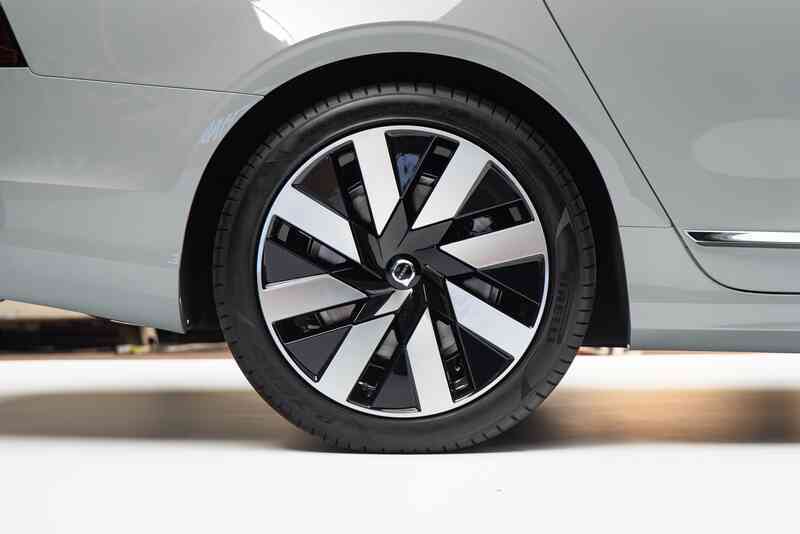 Chi tiết Volvo S90 Recharge vừa ra mắt: Giá 2,89 tỷ đồng, sedan hạng sang cỡ trung rộng và mạnh nhất Việt Nam- Ảnh 15. img